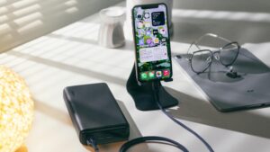 Apple Plans Portless iPhone 17